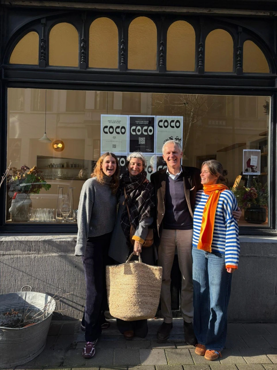 de oprichters staan voor hun traiteurzaak